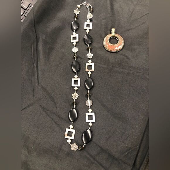 4 Premiere Designs long necklaces + 2-sided pendant - Picture 4 of 9